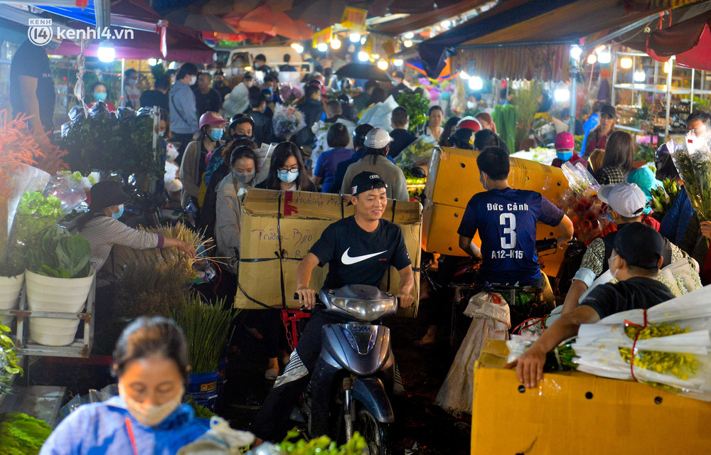 Chợ hoa lớn nhất Hà Nội ngày 20/10: Người dân ùn ùn đi mua hoa khiến cả đoạn đường ùn tắc dài trong đêm - Ảnh 7.