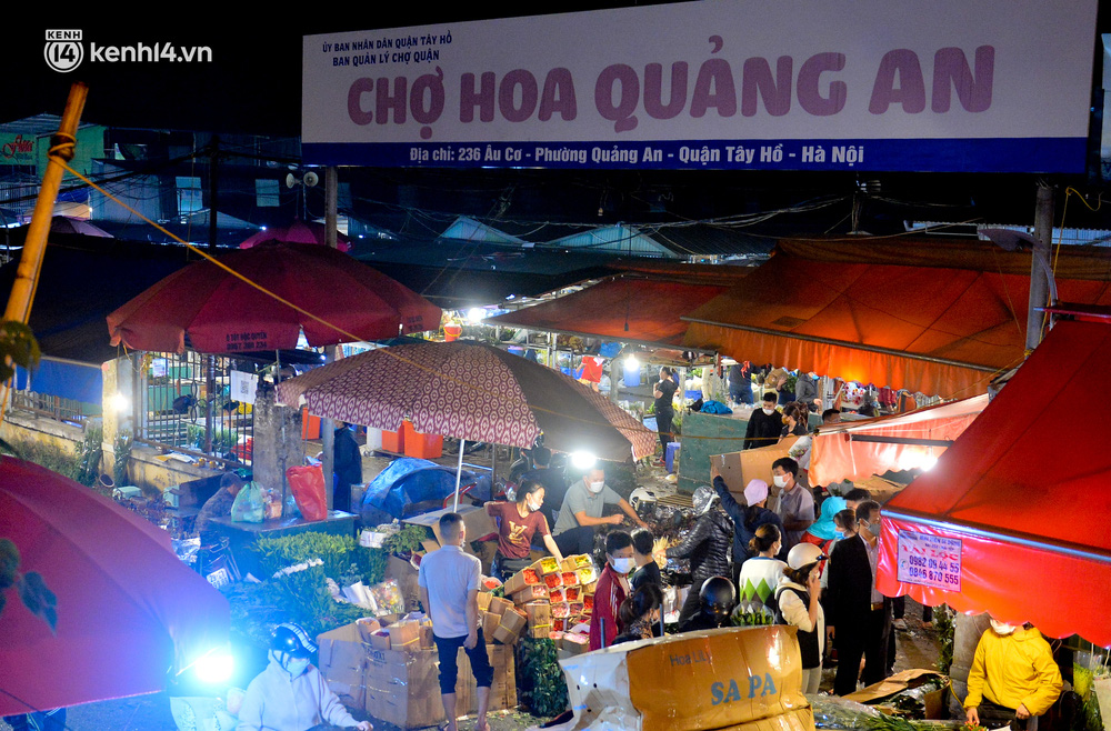 Chợ hoa lớn nhất Hà Nội ngày 20/10: Người dân ùn ùn đi mua hoa khiến cả đoạn đường ùn tắc dài trong đêm - Ảnh 1.