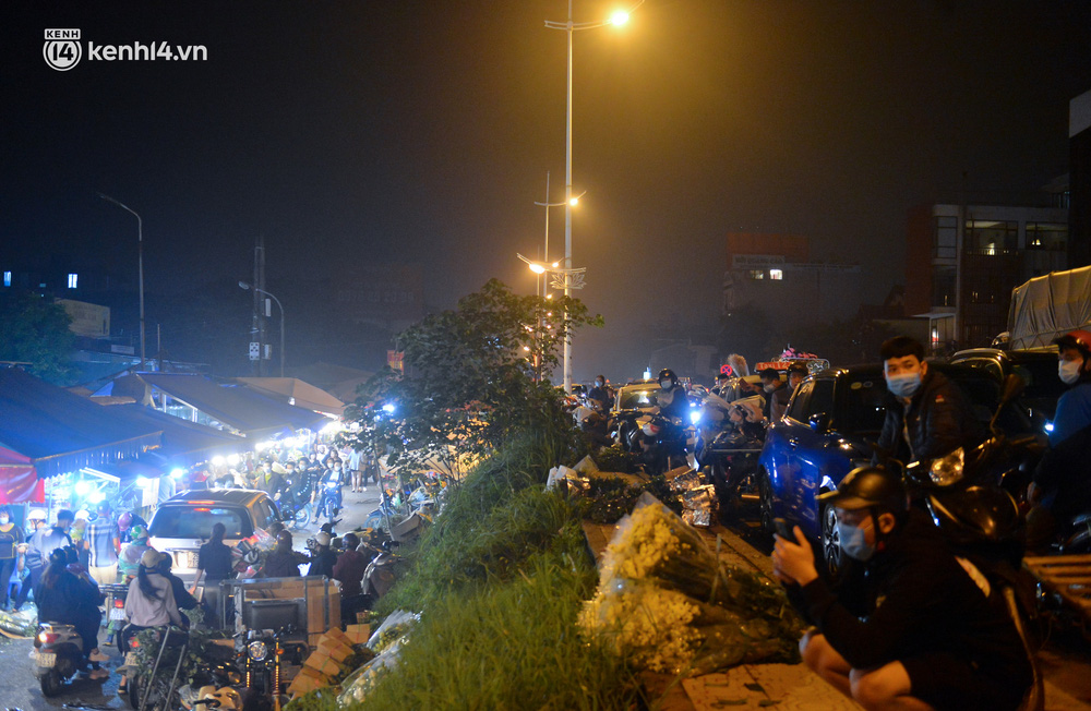 Chợ hoa lớn nhất Hà Nội ngày 20/10: Người dân ùn ùn đi mua hoa khiến cả đoạn đường ùn tắc dài trong đêm - Ảnh 2.