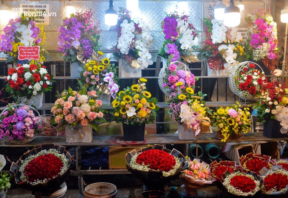 Chợ hoa lớn nhất Hà Nội ngày 20/10: Người dân ùn ùn đi mua hoa khiến cả đoạn đường ùn tắc dài trong đêm - Ảnh 6.