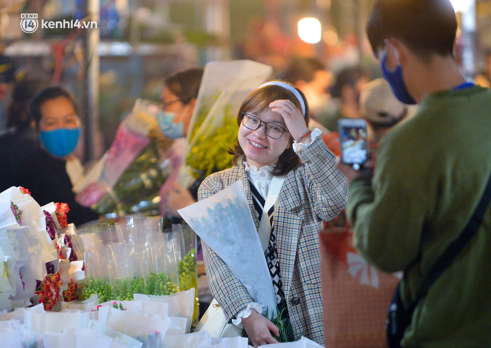 Chợ hoa lớn nhất Hà Nội ngày 20/10: Người dân ùn ùn đi mua hoa khiến cả đoạn đường ùn tắc dài trong đêm - Ảnh 10.