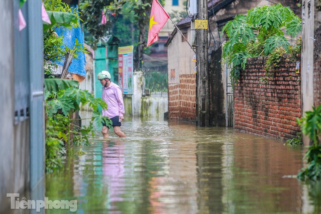 Cận cảnh hơn trăm hộ dân ở Hà Nội bị cô lập giữa biển nước - Ảnh 9.