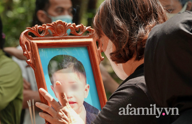 Nước mắt người cha trong đám tang bé trai tử vong sau 5 ngày mất tích ở Bình Dương: 
