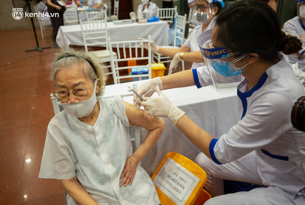 Hà Nội dự kiến tiêm vaccine Covid-19 mũi 3 cho người dân - Ảnh 1.