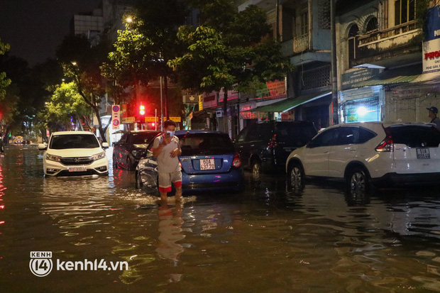 Ảnh: Quận 1 ngập nặng sau mưa lớn, “xế hộp” Audi, BMW bồng bềnh trên phố - Ảnh 6.