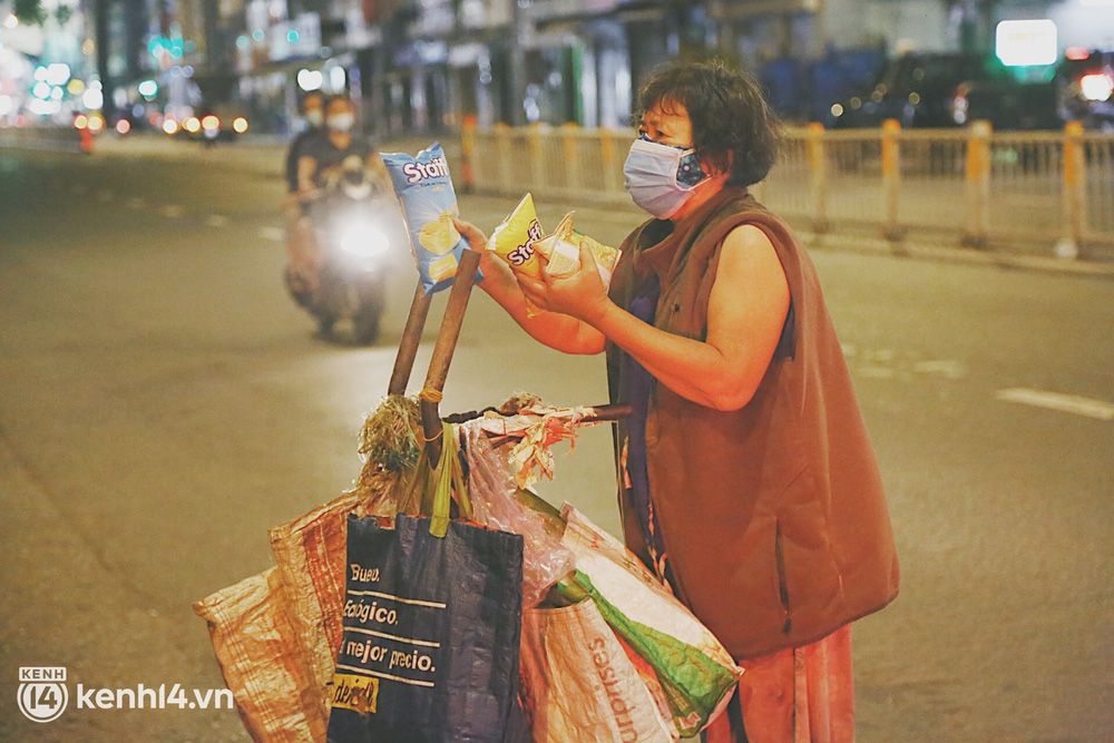 Vợ mất vì Covid-19, chồng cùng 3 đứa con nhỏ đi lượm ve chai ở Sài Gòn: “Con thích đến trường học chữ lắm...” - Ảnh 9.