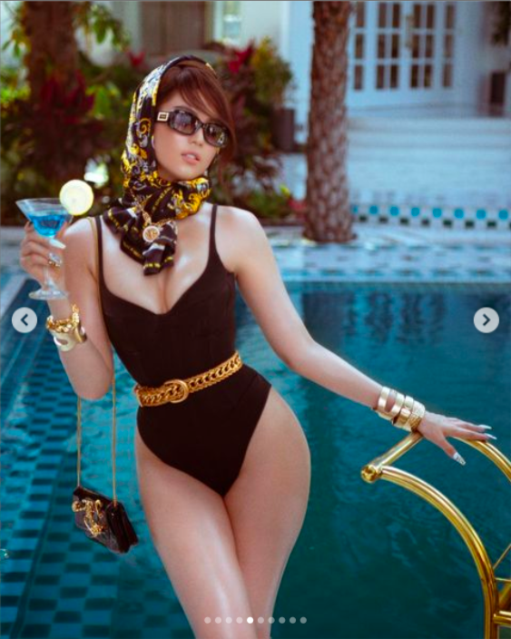Ngọc Trinh diện bikini bốc lửa, khoe dáng ở biệt thự xa hoa - Ảnh 5.