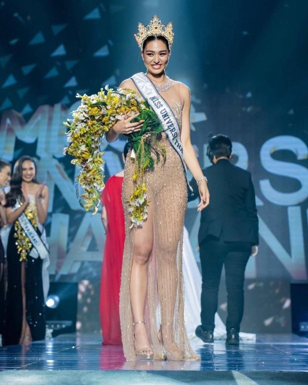 Đối thủ 5000 máu vừa đăng quang Hoa hậu Hoàn vũ Thái Lan của Kim Duyên: Cao 1,83m, con lai Úc và 1 điều cực khủng! - Ảnh 2.