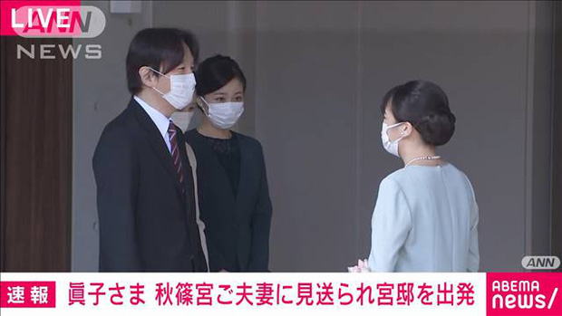 Công chúa Nhật Bản không váy cưới nghẹn ngào chào cha mẹ, cúi đầu trước dân chúng, một mình rời khỏi nhà trong ngày hôn lễ - Ảnh 3.