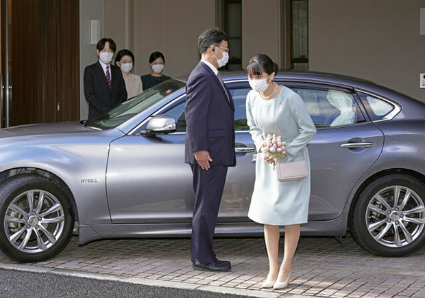 Công chúa Nhật Bản không váy cưới nghẹn ngào chào cha mẹ, cúi đầu trước dân chúng, một mình rời khỏi nhà trong ngày hôn lễ - Ảnh 4.