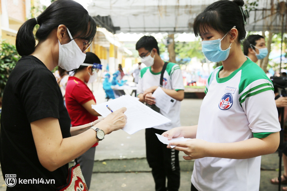 Những học sinh đầu tiên ở TP.HCM được tiêm vaccine Covid-19: Em mong được đi tiêm nhưng cứ thấy mũi kim là em sợ - Ảnh 13.