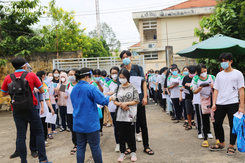 Những học sinh đầu tiên ở TP.HCM được tiêm vaccine Covid-19: Em mong được đi tiêm nhưng cứ thấy mũi kim là em sợ - Ảnh 1.