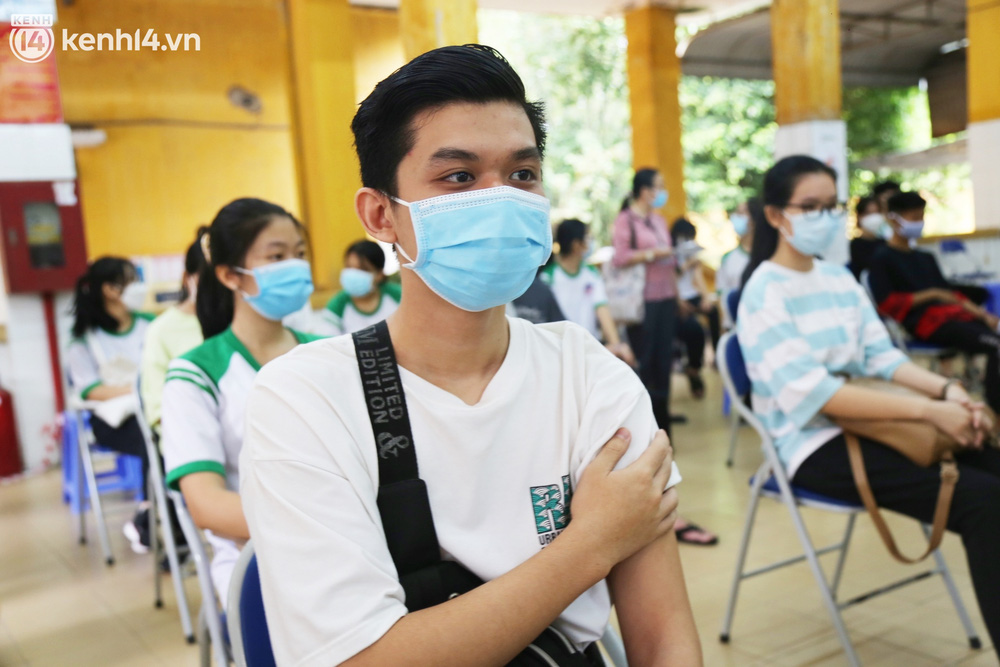 Những học sinh đầu tiên ở TP.HCM được tiêm vaccine Covid-19: Em mong được đi tiêm nhưng cứ thấy mũi kim là em sợ - Ảnh 10.