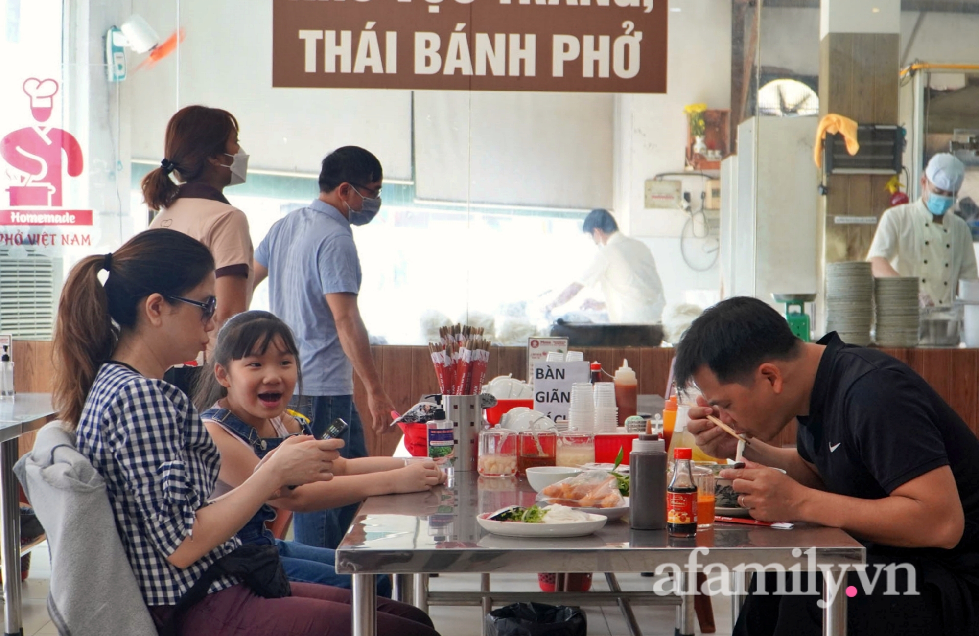 Hàng quán ở TP.HCM ngày đầu bán tại chỗ: Vui lắm vì mua về thì không ngon, sáng phải tranh thủ dẫn vợ con đi ăn ngay! - Ảnh 4.