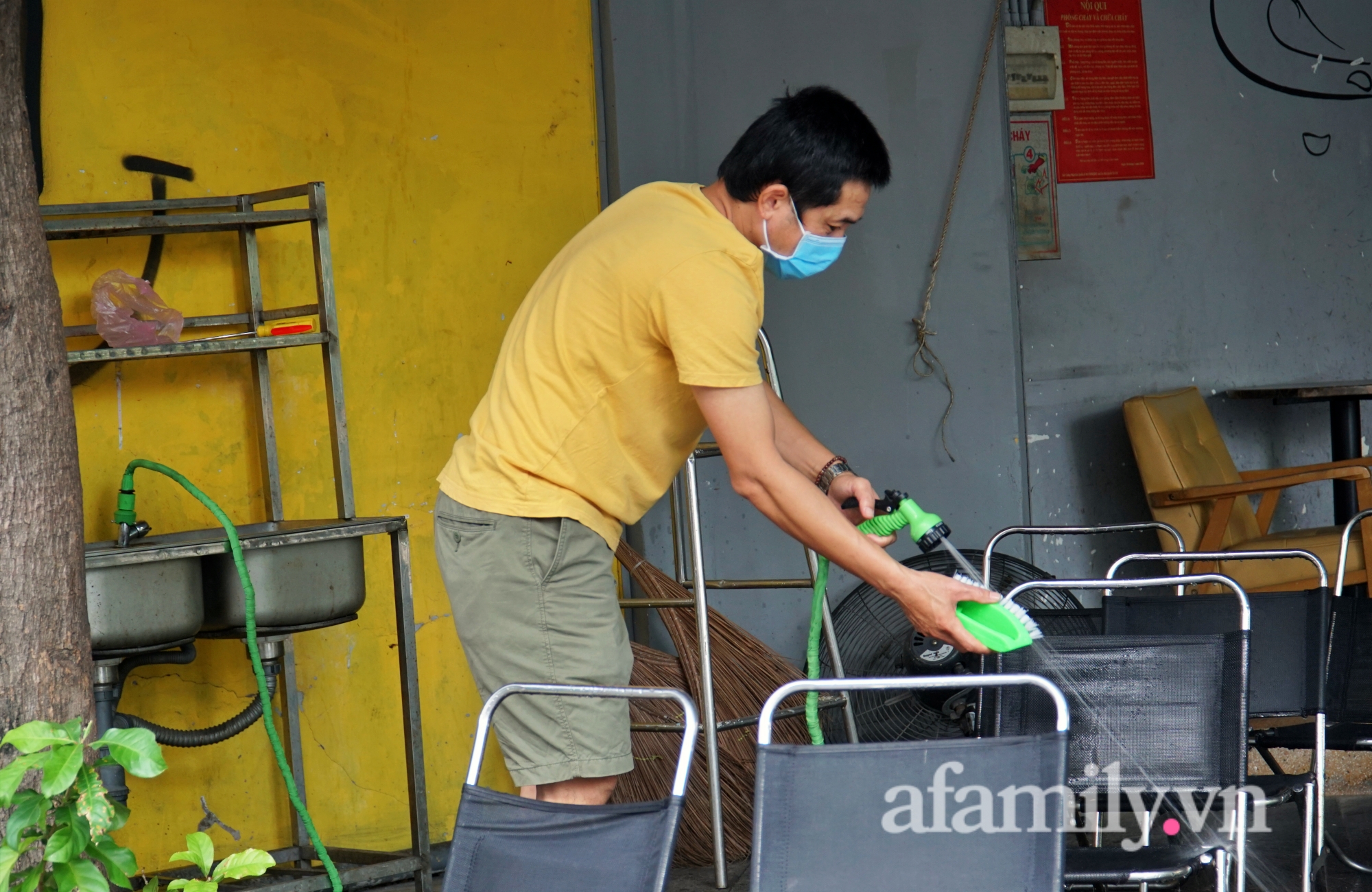 TP.HCM ngày đầu hàng ăn uống phục vụ tại chỗ: Trước có thể mua mang về nhưng không còn ngon, nghe hàng quán mở vui lắm, sáng phải tranh thủ dẫn vợ với con ra ăn! - Ảnh 1.