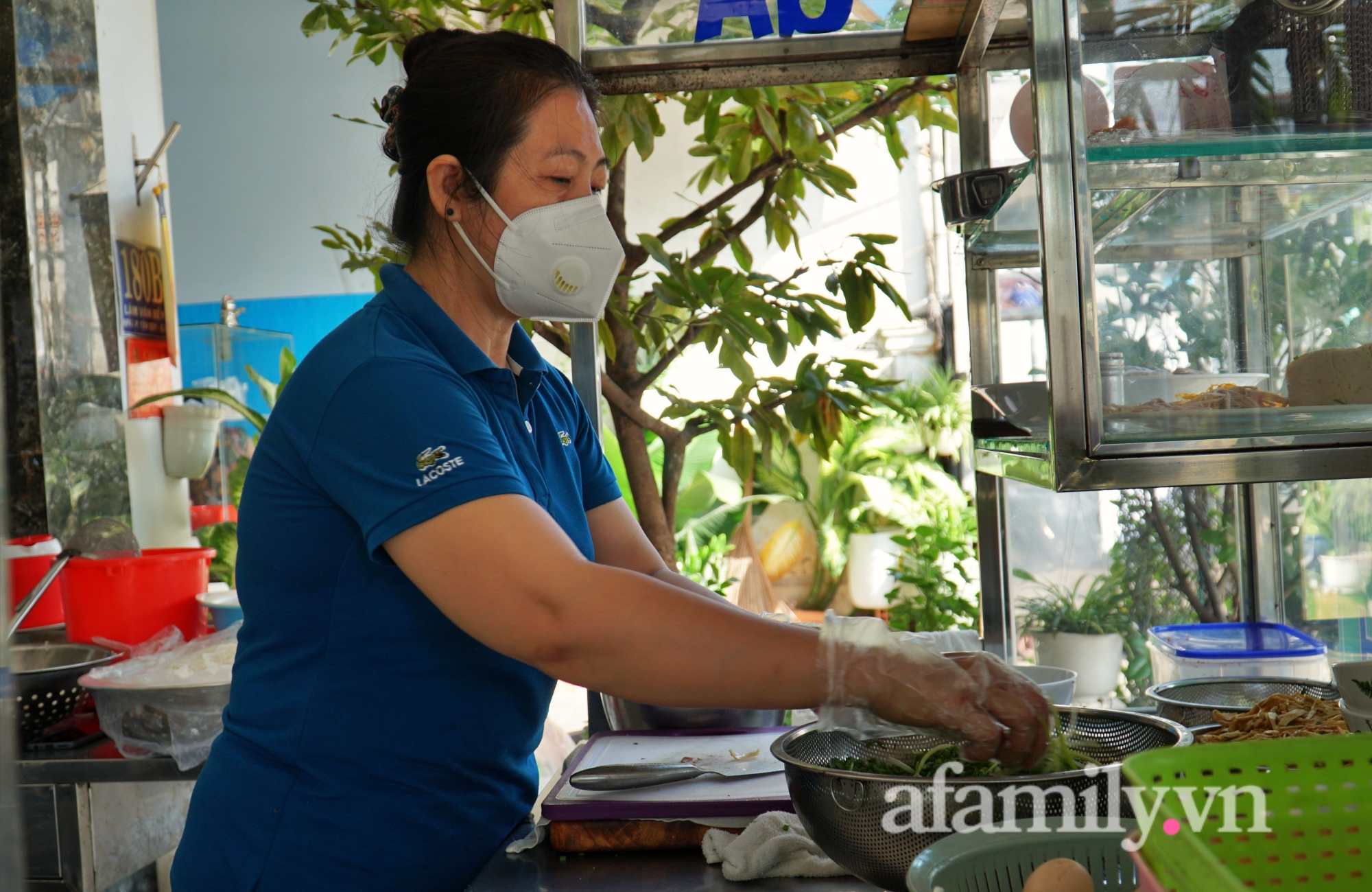 TP.HCM ngày đầu hàng ăn uống phục vụ tại chỗ: Trước có thể mua mang về nhưng không còn ngon, nghe hàng quán mở vui lắm, sáng phải tranh thủ dẫn vợ với con ra ăn! - Ảnh 2.