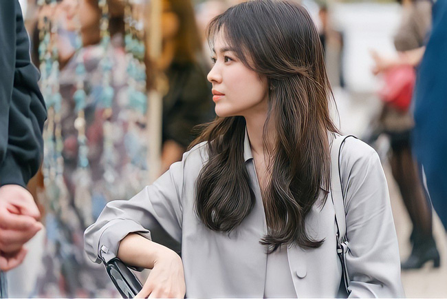 Song Hye Kyo lần đầu để lộ hình xăm trên người, hiếm lắm mới thấy vợ cũ Song Joong Ki nổi loạn đến thế này! - Ảnh 5.