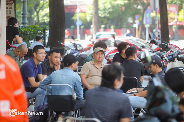 Hơn 150 ngày người Sài Gòn mới được đi cà phê sáng: Nơi khách ngồi tràn ra lề đường, chỗ thì xếp hàng từ sớm tinh mơ - Ảnh 10.