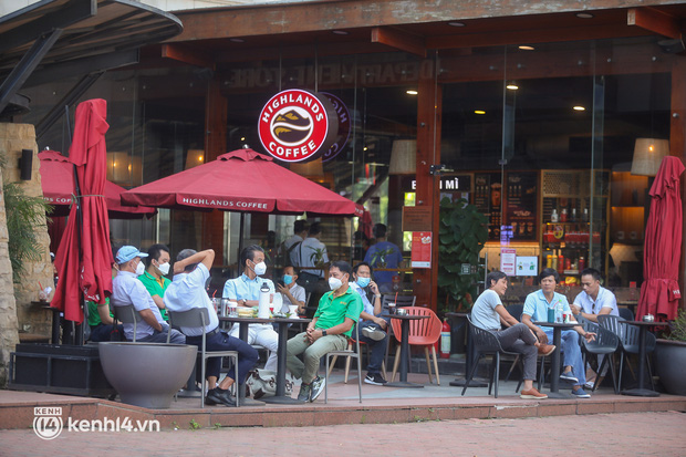 Hơn 150 ngày người Sài Gòn mới được đi cà phê sáng: Nơi khách ngồi tràn ra lề đường, chỗ thì xếp hàng từ sớm tinh mơ - Ảnh 14.