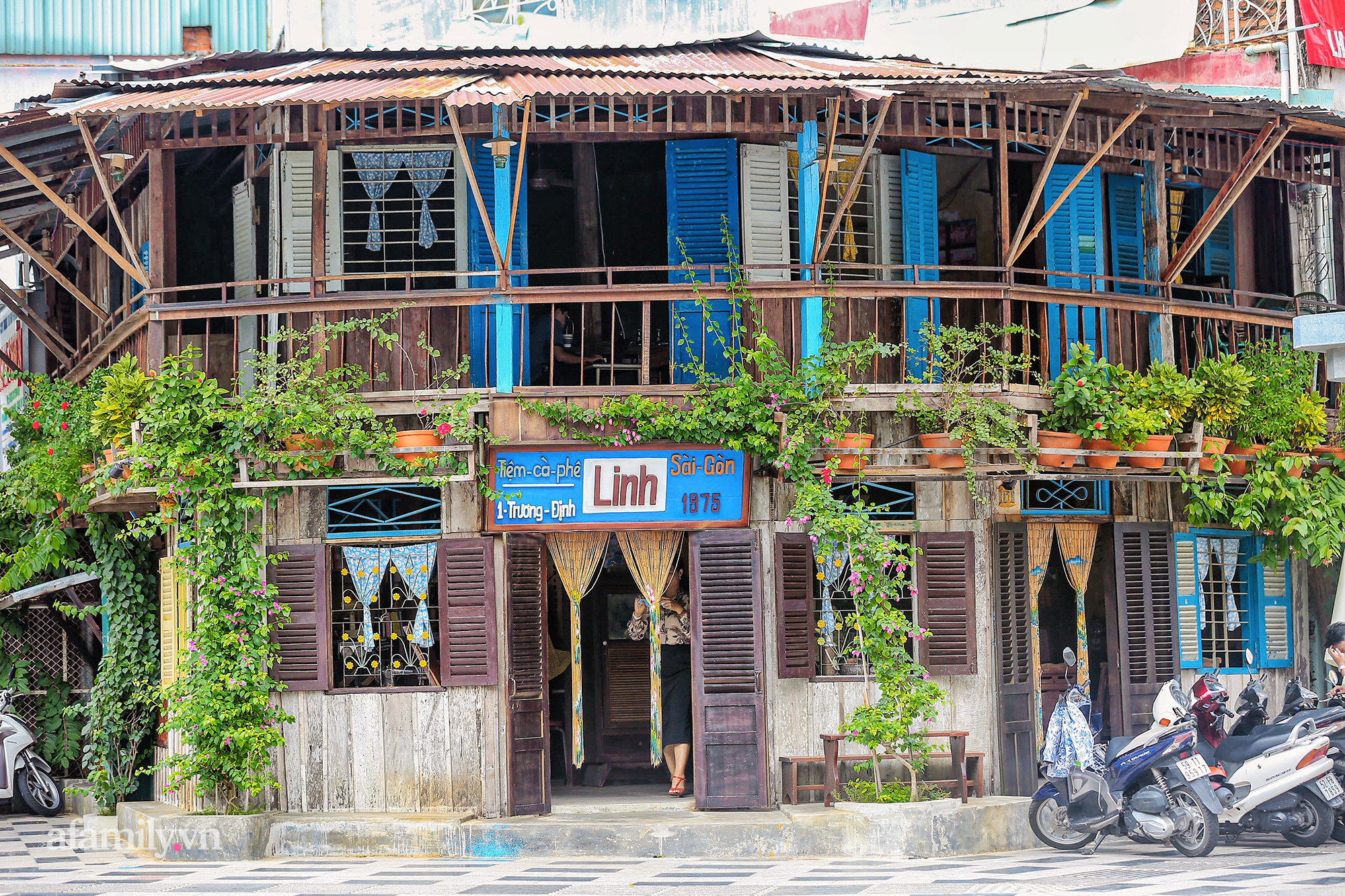Giữa giao lộ đắt giá quận 1 bất thình lình xuất hiện quán cà phê đậm chất Sài Gòn xưa, hiện là nơi hot đến không tưởng, được check in khắp mạng xã hội - Ảnh 5.