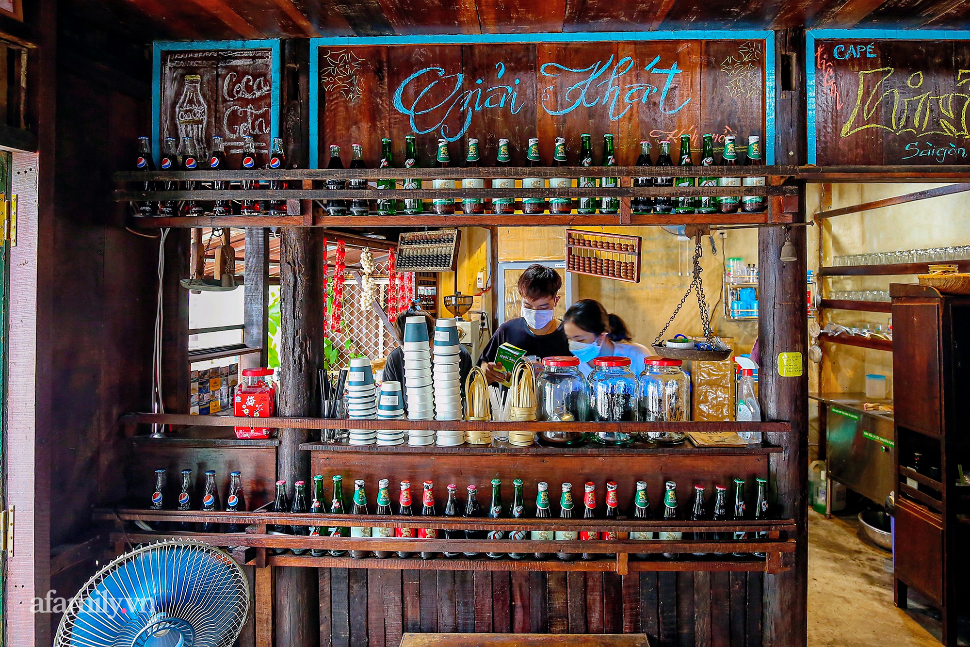 Giữa giao lộ đắt giá quận 1 bất thình lình xuất hiện quán cà phê đậm chất Sài Gòn xưa, hiện là nơi hot đến không tưởng, được check in khắp mạng xã hội - Ảnh 7.