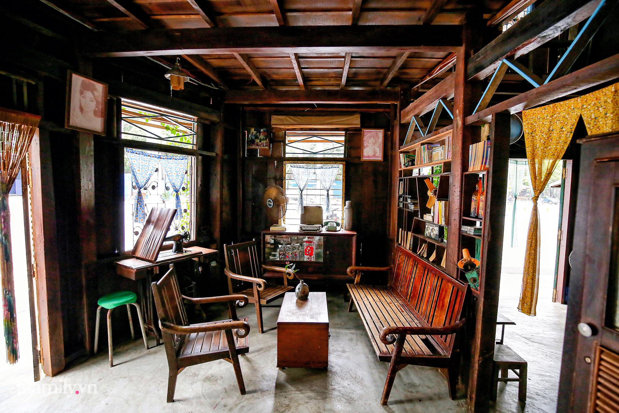 Giữa giao lộ đắt giá quận 1 bất thình lình xuất hiện quán cà phê đậm chất Sài Gòn xưa, hiện là nơi hot đến không tưởng, được check in khắp mạng xã hội - Ảnh 9.