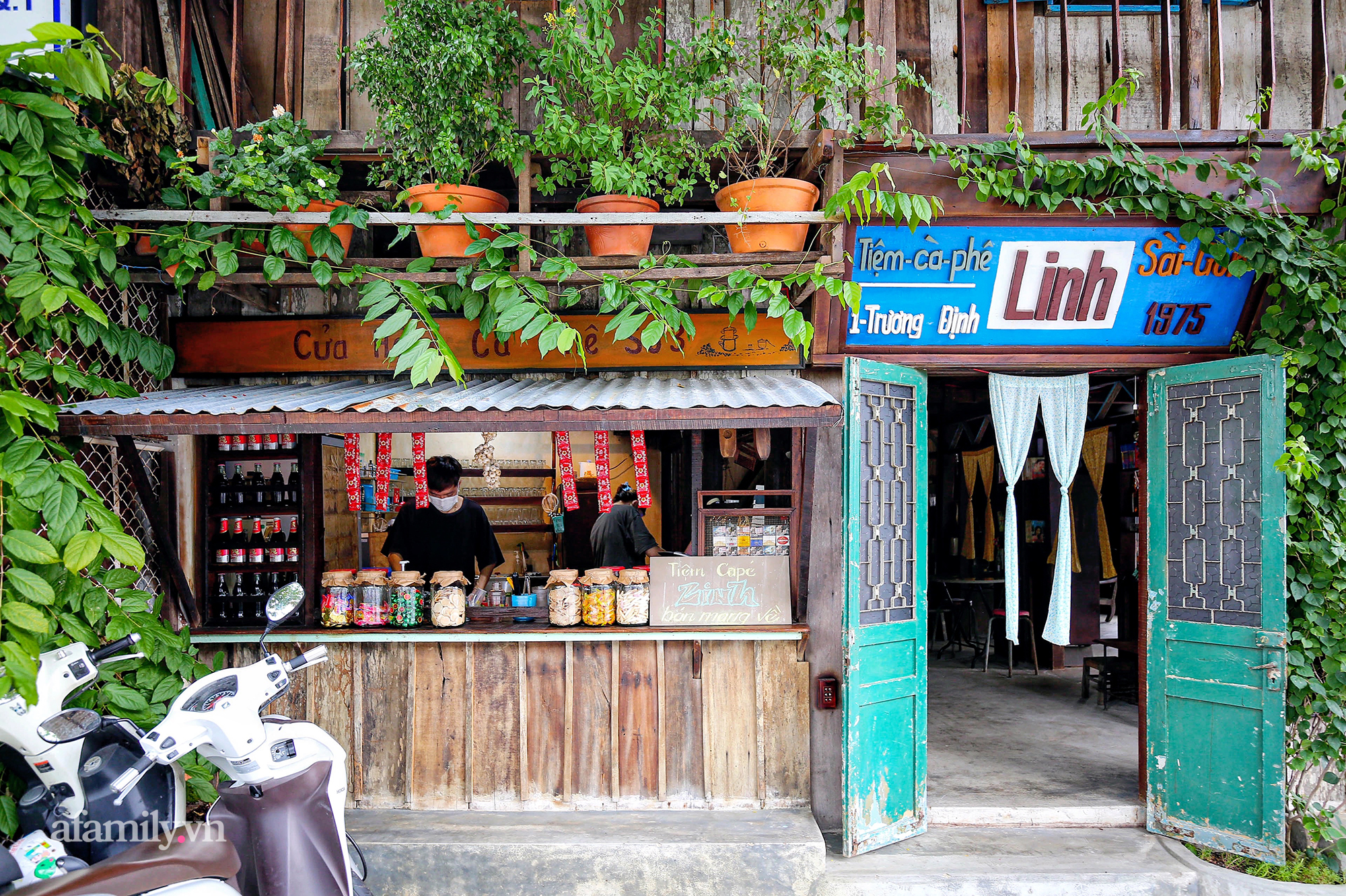Giữa giao lộ đắt giá quận 1 bất thình lình xuất hiện quán cà phê đậm chất Sài Gòn xưa, hiện là nơi hot đến không tưởng, được check in khắp mạng xã hội - Ảnh 1.