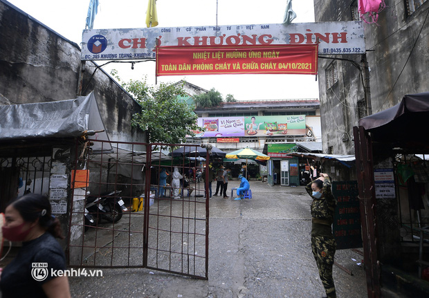 Hà Nội: Lấy mẫu xét nghiệm cho tiểu thương và người dân chợ Khương Đình sau ca dương tính SAR-COV-2 - Ảnh 3.