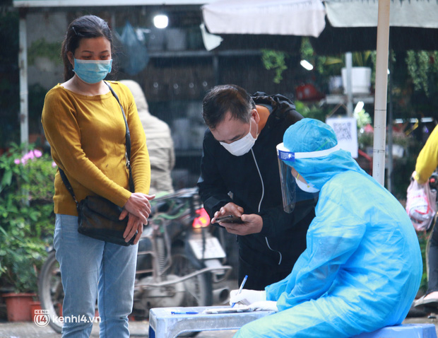 Hà Nội: Lấy mẫu xét nghiệm cho tiểu thương và người dân chợ Khương Đình sau ca dương tính SAR-COV-2 - Ảnh 4.