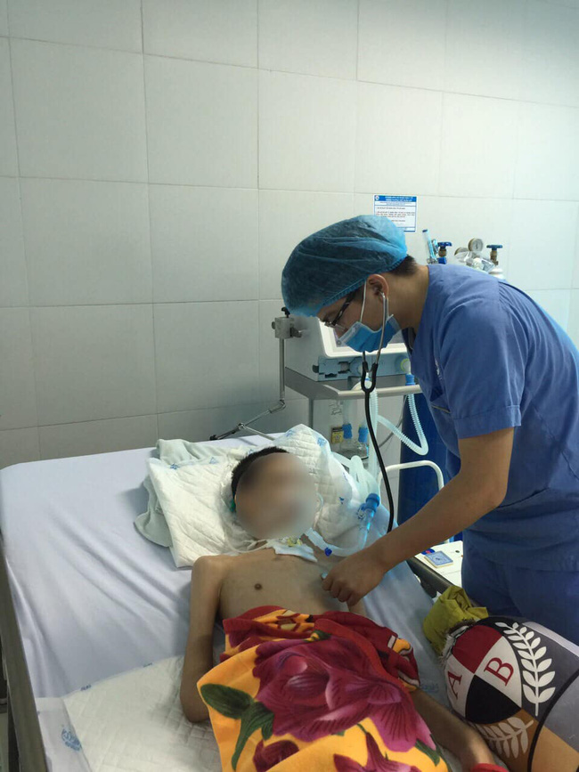 Bé trai 15 tuổi bị di chứng viêm não Nhật Bản nặng nề do chưa tiêm phòng đầy đủ - Ảnh 1.