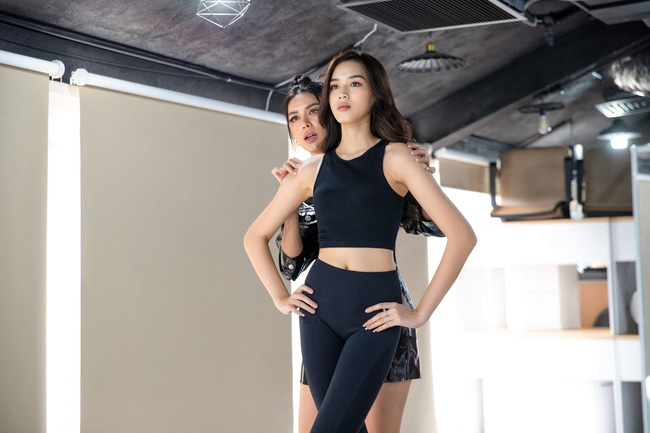 Hoa hậu Đỗ Hà khoe chân thẳng tắp trong buổi tập catwalk với Minh Tú trước thềm Miss World 2021 - Ảnh 4.