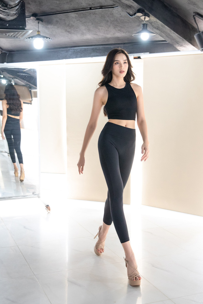 Hoa hậu Đỗ Hà khoe chân thẳng tắp trong buổi tập catwalk với Minh Tú trước thềm Miss World 2021 - Ảnh 1.