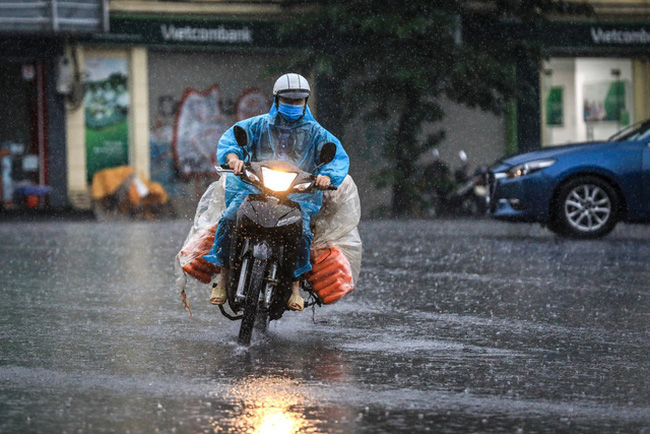 Mùa Đông đến sớm, mưa rét kéo dài nhiều ngày, miền Bắc đang trải qua những hình thái thời tiết ít gặp trong 20 năm trở lại đây - Ảnh 1.