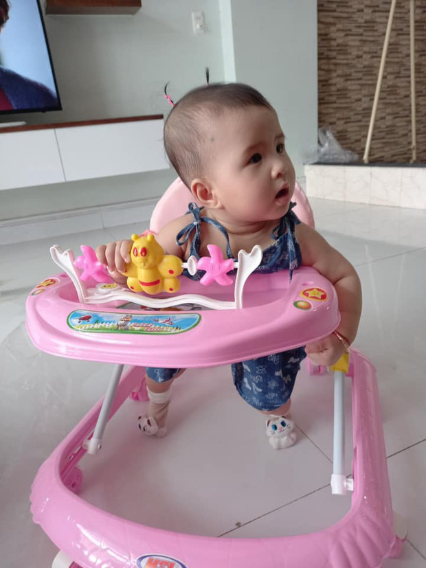 Thiên An khoe khoảnh khắc cực yêu của con gái 7 tháng tuổi: Cột tóc 2 chỏm cưng xỉu, góc nghiêng chuẩn bản sao của Jack - Ảnh 3.