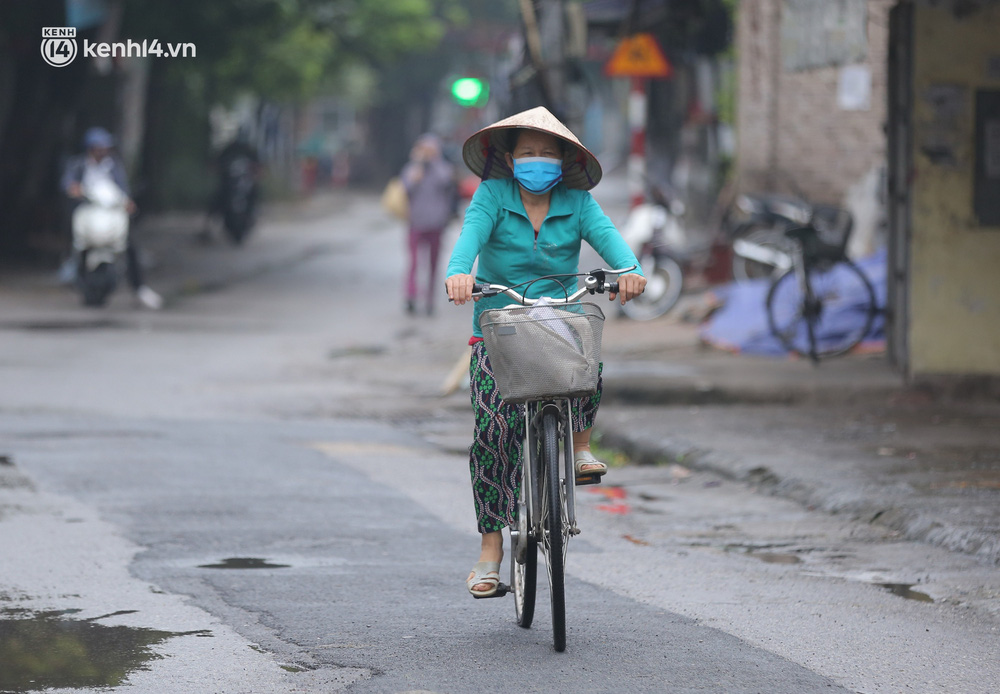 Hà Nội: Lập chốt cứng, dùng loa kéo phát thông báo người dân đi xét nghiệm Covid-19 tại ổ dịch 21 ca F0 - Ảnh 9.