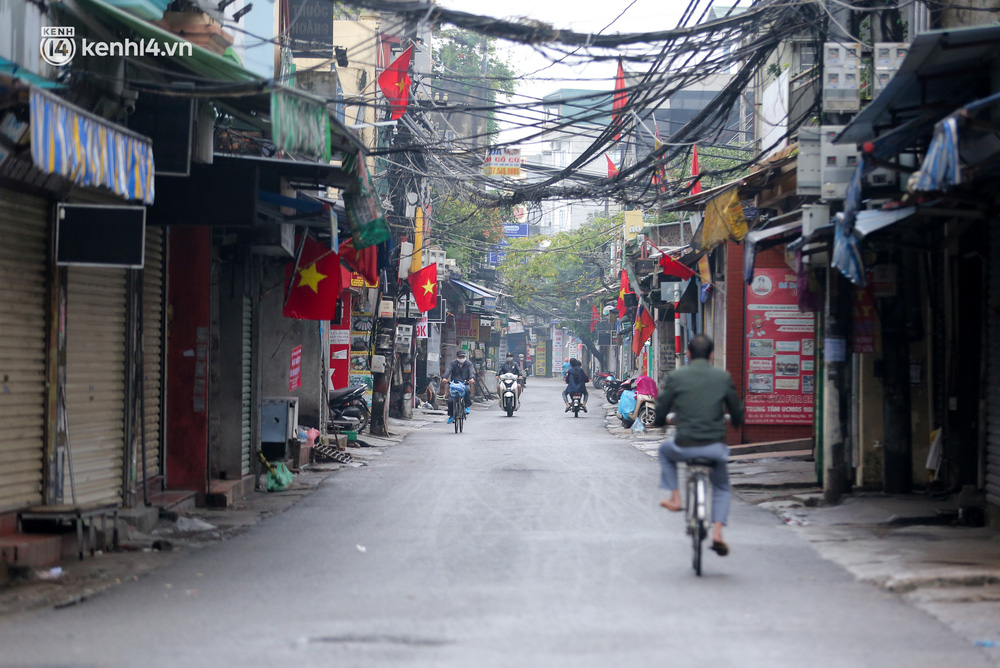 Hà Nội: Lập chốt cứng, dùng loa kéo phát thông báo người dân đi xét nghiệm Covid-19 tại ổ dịch 21 ca F0 - Ảnh 10.