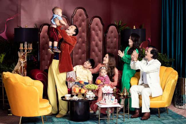 Đại gia đình Hồ Ngọc Hà mừng “cặp sinh đôi vàng” Lisa - Leon được 1 tuổi với bộ ảnh thời trang sang chảnh - Ảnh 2.