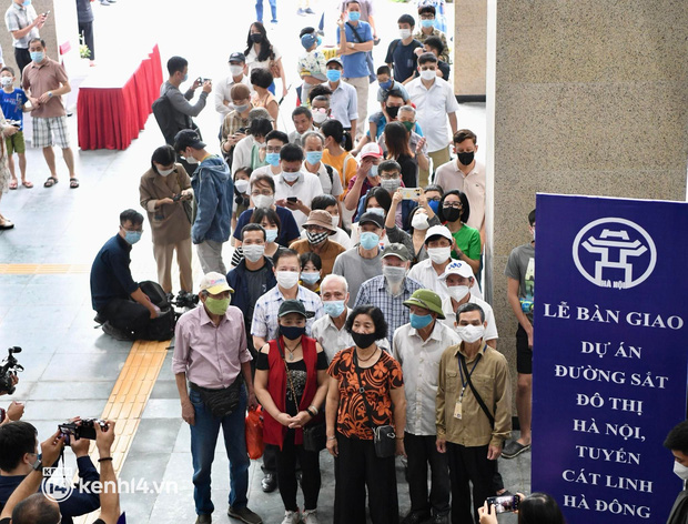 Đường sắt Cát Linh - Hà Đông chính thức vận hành sau 10 năm chờ đợi, bắt đầu đón khách ngay từ 9h sáng nay - Ảnh 21.