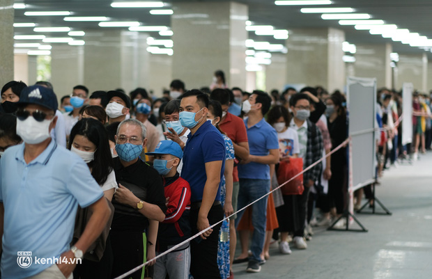 Hành khách xếp hàng đông nghịt, chờ đợi cả tiếng để trải nghiệm chuyến tàu Cát Linh - Hà Đông - Ảnh 2.