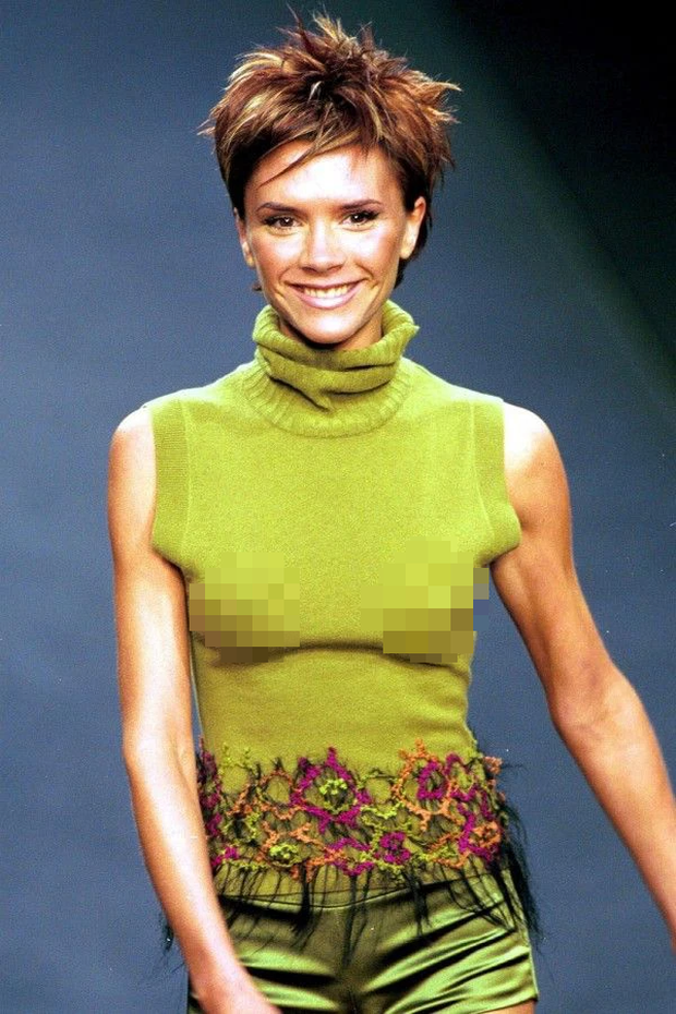 Hot lại khoảnh khắc Victoria Beckham catwalk với vòng một thả rông ngồn ngộn - Ảnh 4.