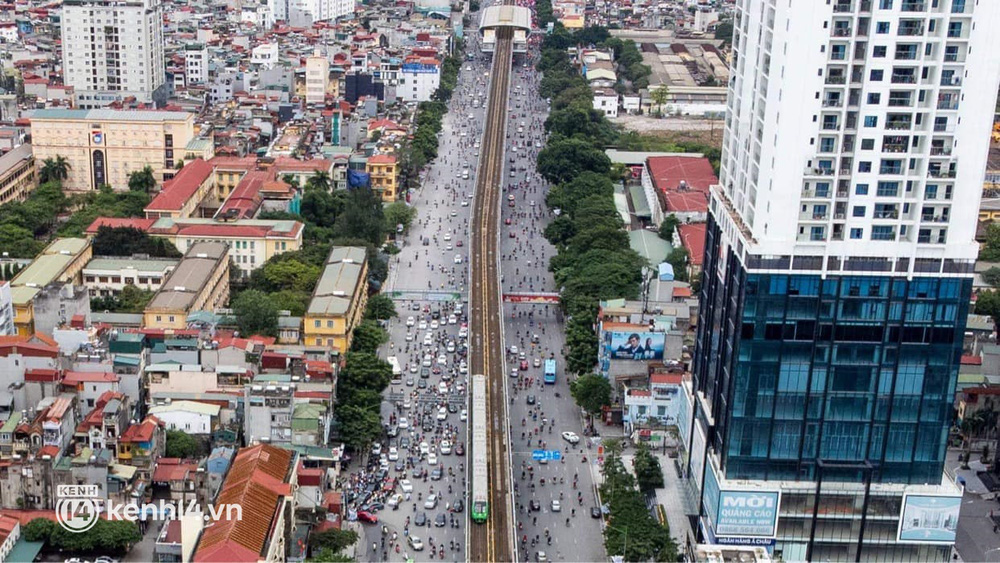 Tàu điện Cát Linh - Hà Đông tấp nập hành khách trong sáng đầu tuần: Có người mang theo cả xe đạp để đi từ bến đến cơ quan - Ảnh 11.