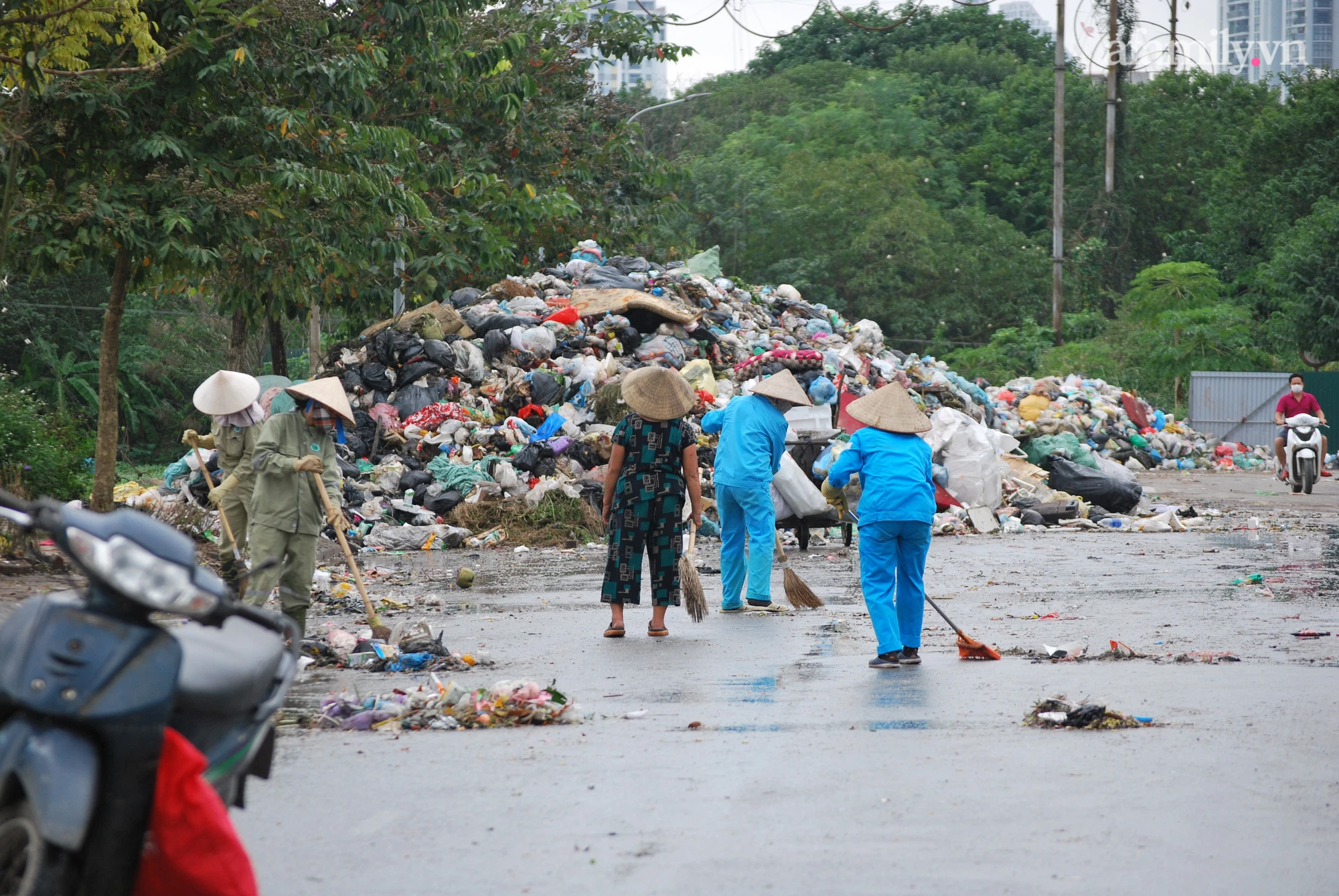 Hà Nội: Rác thải chất thành núi trong làng và nỗi niềm của lao công - Ảnh 4.