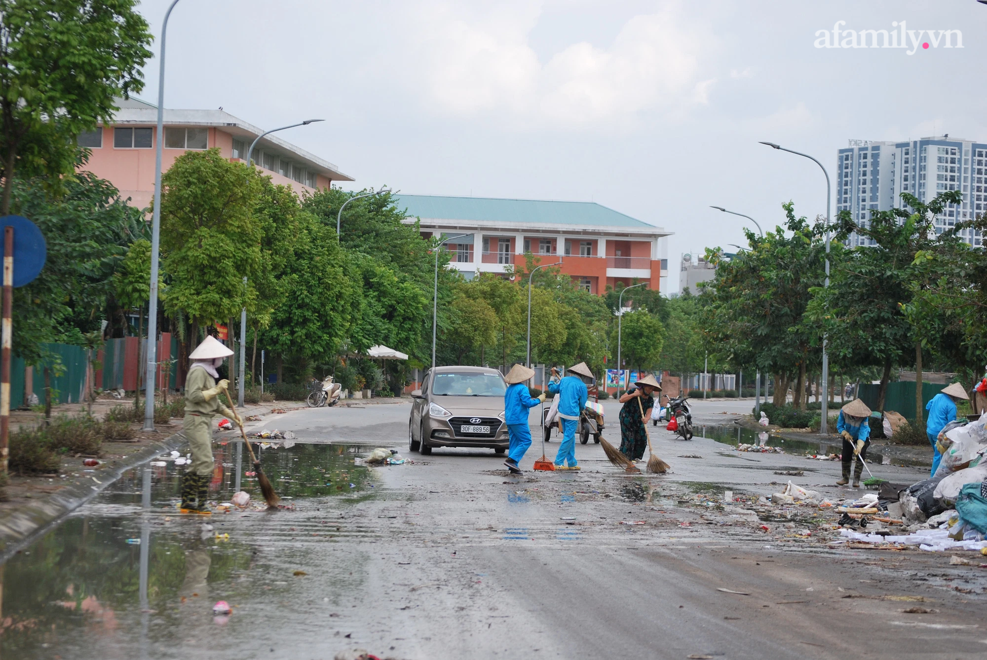 Hà Nội: Rác thải chất thành núi trong làng và nỗi niềm của lao công - Ảnh 5.