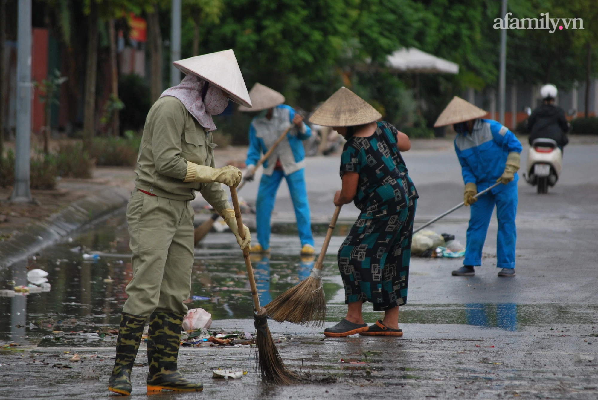 Hà Nội: Rác thải chất thành núi trong làng và nỗi niềm của lao công - Ảnh 6.