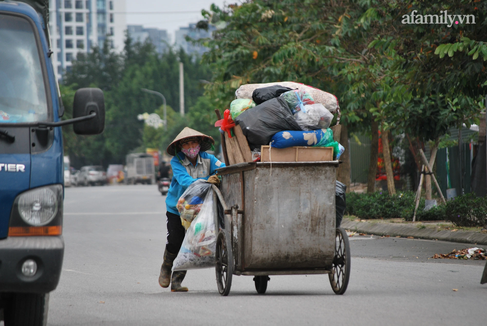 Hà Nội: Rác thải chất thành núi trong làng và nỗi niềm của lao công - Ảnh 7.