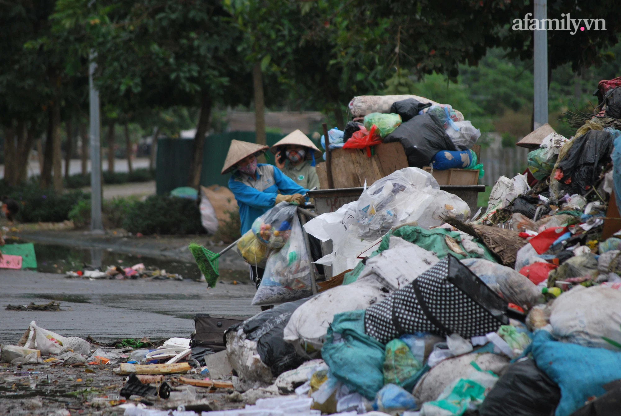 Hà Nội: Rác thải chất thành núi trong làng và nỗi niềm của lao công - Ảnh 8.