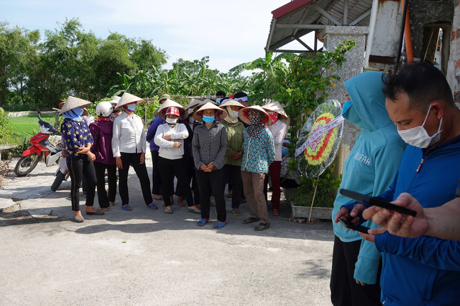 Hà Nội: Chồng sát hại vợ rồi lấy dao tự cắt tay chân - Ảnh 1.