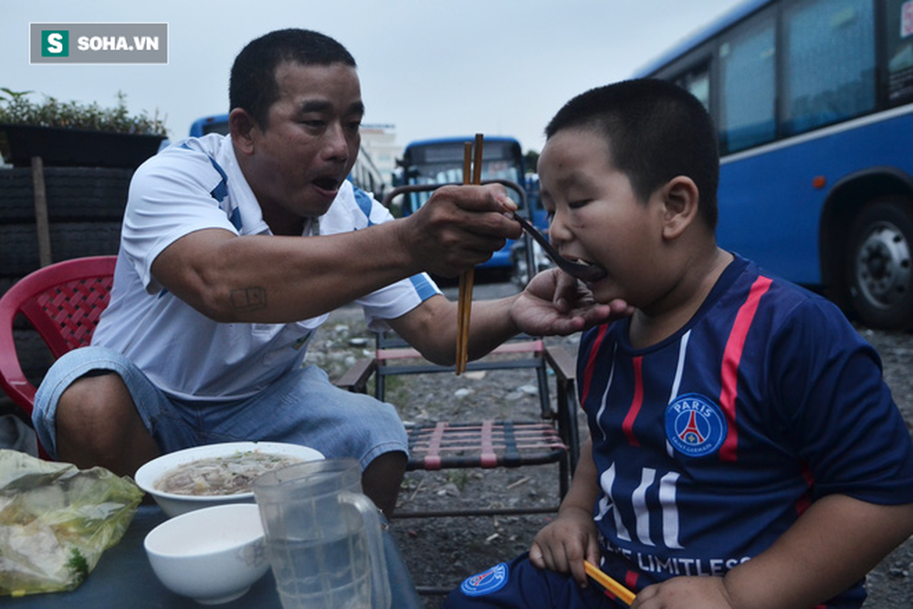 2 cha con sống trên xe buýt xuyên mùa dịch: Con cứ hỏi sao không về nhà là đau thắt lòng - Ảnh 5.