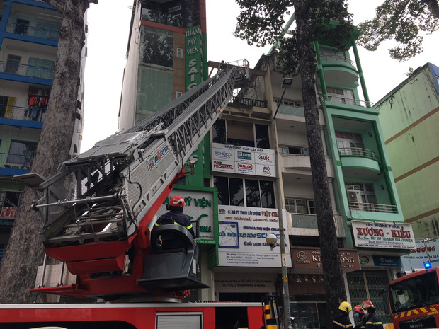 TP.HCM: Nhà 3 tầng cháy dữ dội khi đang tổ chức đám giỗ, 8 người mắc kẹt kêu cứu - Ảnh 1.