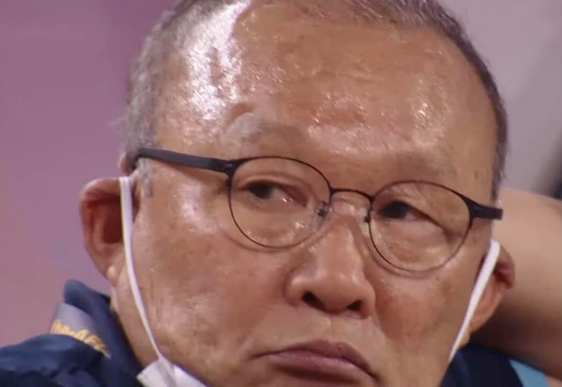 Khoảnh khắc buồn nhất hôm nay: Thầy Park khoé mắt đỏ hoe sau trận thua thứ 6 tại vòng loại World Cup 2022 - Ảnh 4.